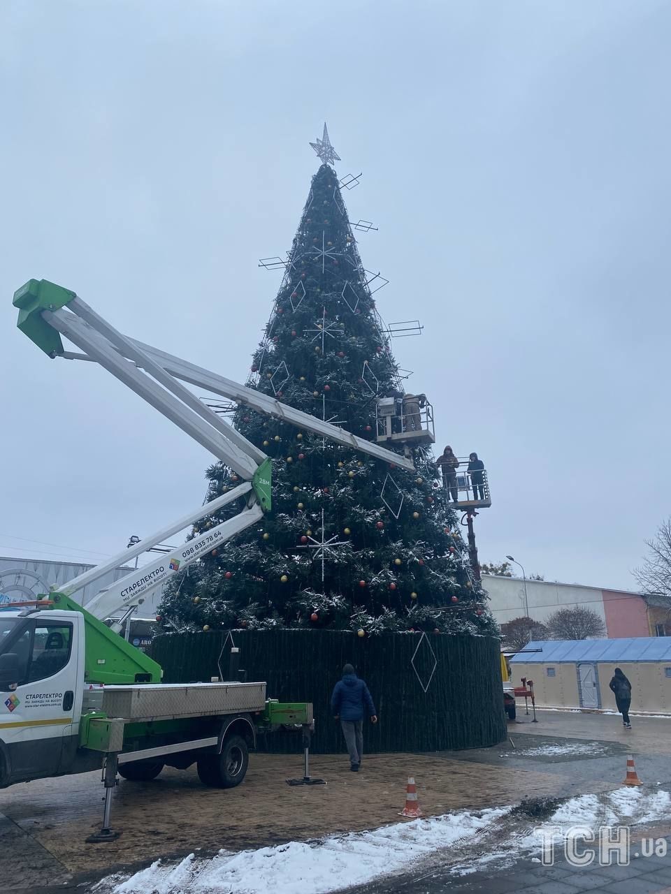 У відновленій після окупації Бучі встановили ялинку: чи буде велике святкування (фото)