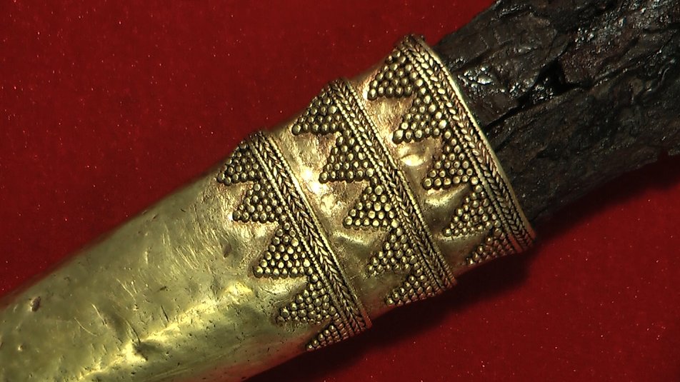 Скифские золотые украшения и меч-акинак: на Запорожье показали артефакты из кургана "Мамай-Гора"