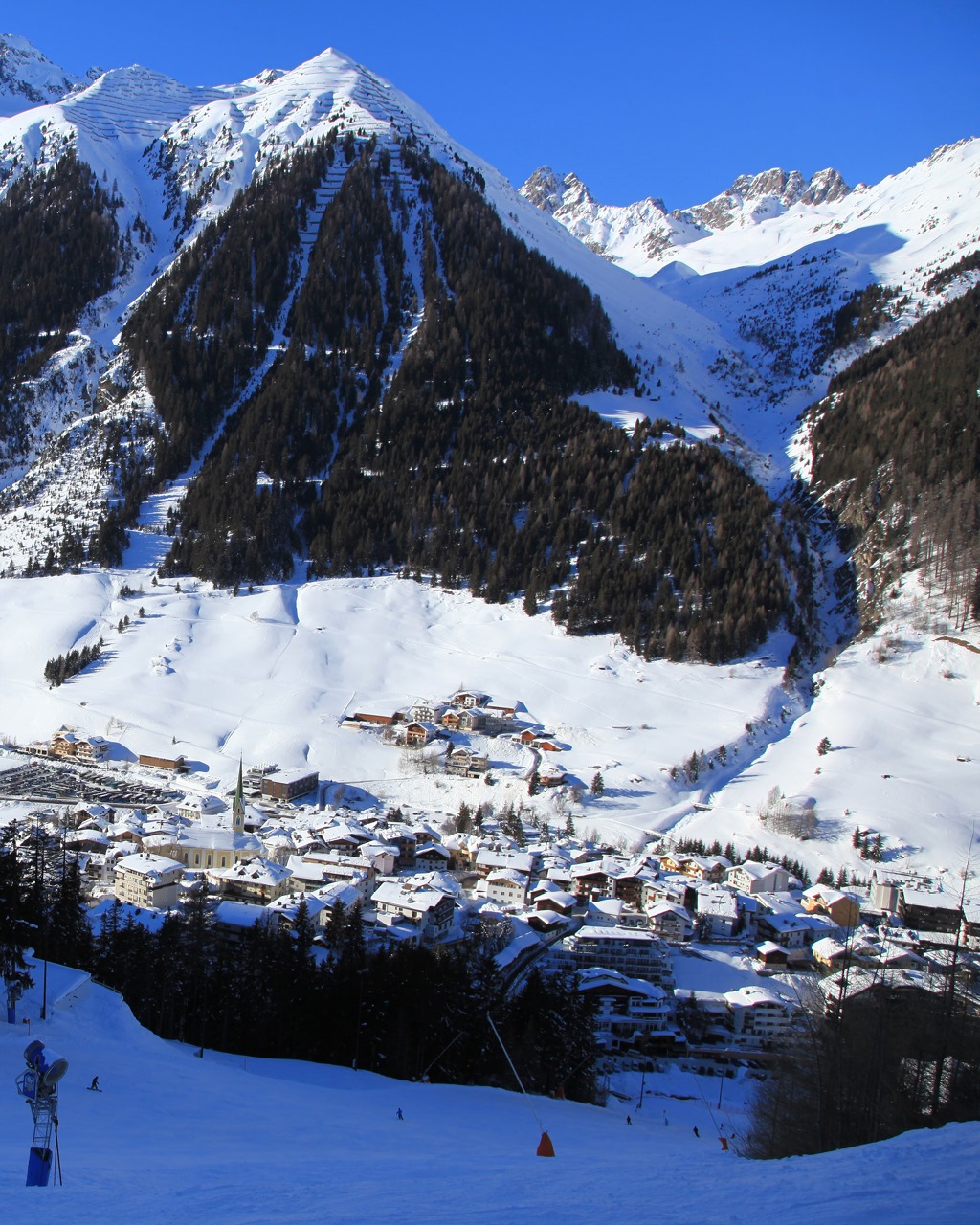 Вечеринки и крутые склоны. Зимний курорт в Австрии бъет рекорды популярности у туристов