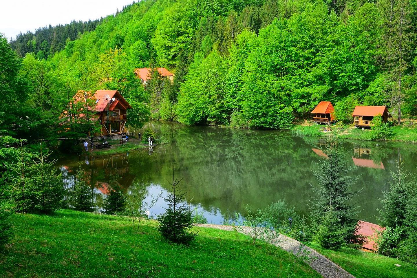 Другий рік без моря. Де відпочити біля озер у Карпатах: найпопулярніші локації