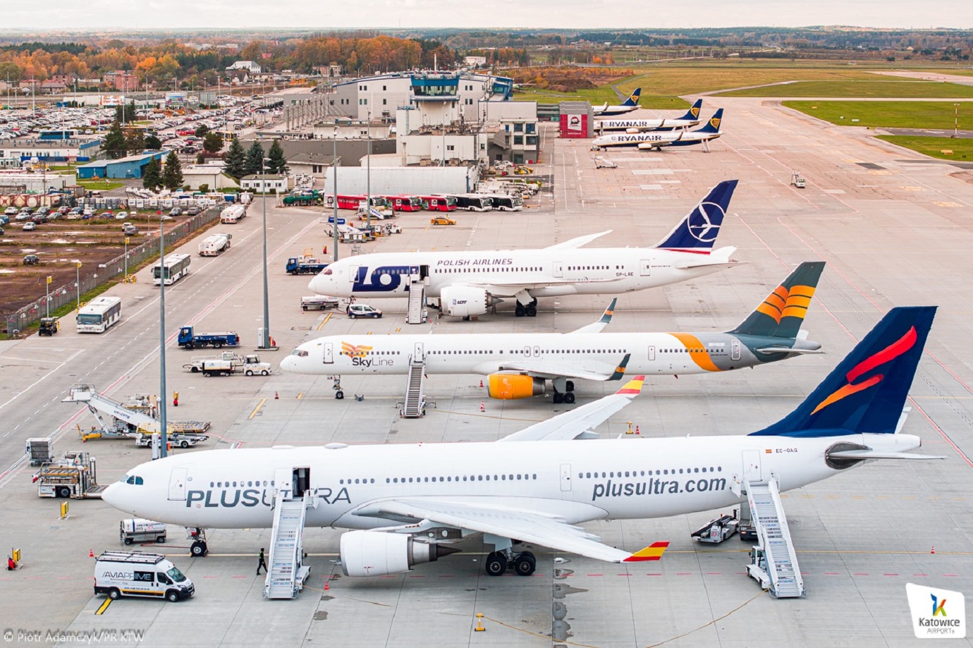 Украинский самолет попал в топ крупнейших авиалайнеров польского аэропорта