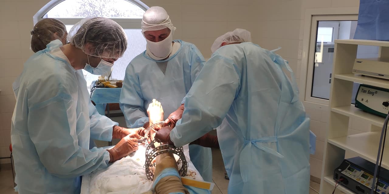 "Ходитимуть своєю ногою, а не протезом". Як в Україні відновлюють кістки військовим