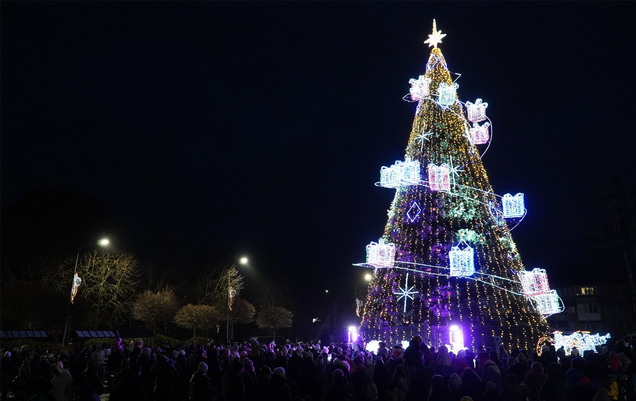 Новий рік 2025. Який вигляд мають головні ялинки в різних містах України (фото)