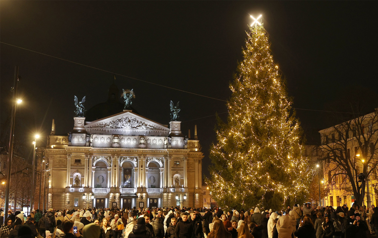 Новый год 2025. Как выглядят главные елки в разных городах Украины (фото)