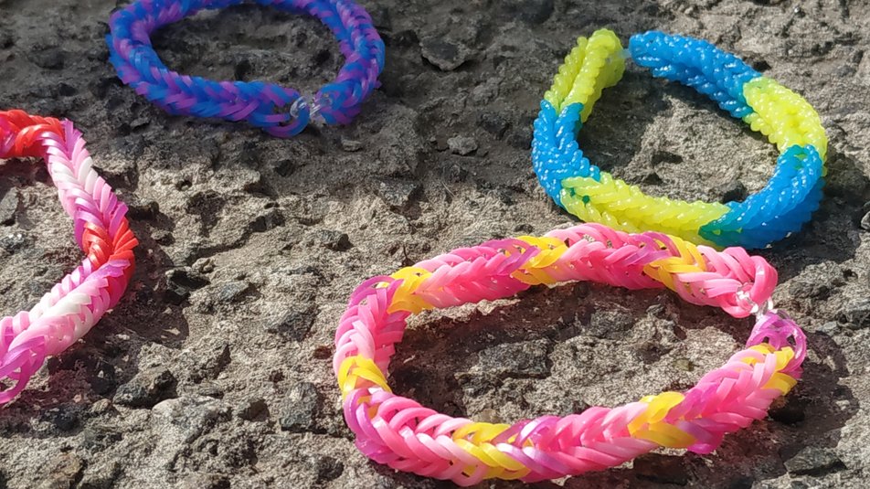 Маленький украинец изготавливает и продает браслеты, чтобы помочь ВСУ (фото)