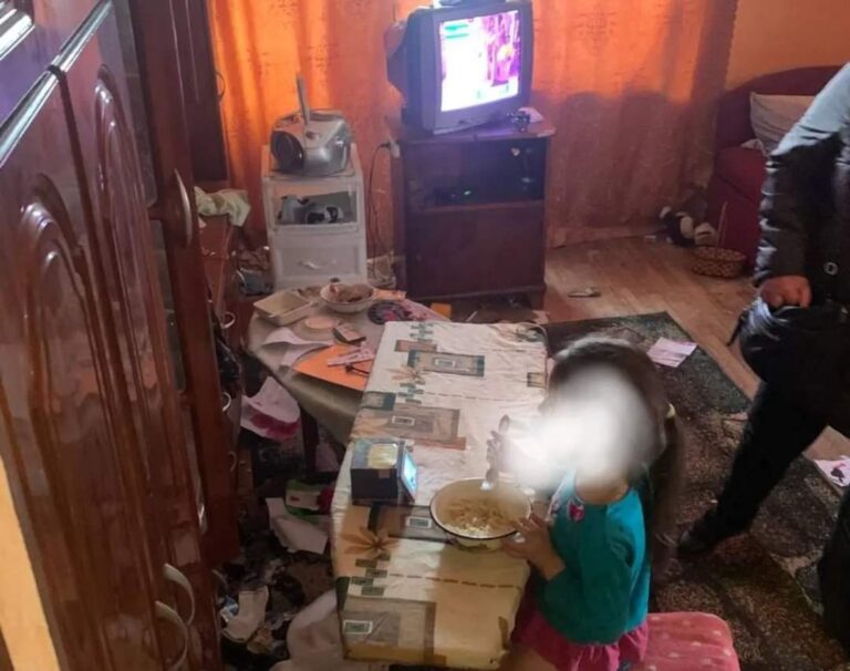 Жили серед сміття, без їжі і страждали від вошей: у Кривому Розі у жінки вилучили трьох дітей