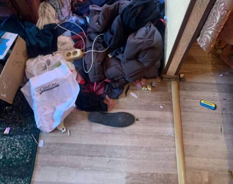 Жили серед сміття, без їжі і страждали від вошей: у Кривому Розі у жінки вилучили трьох дітей