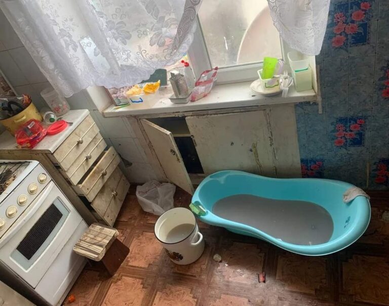 Жили серед сміття, без їжі і страждали від вошей: у Кривому Розі у жінки вилучили трьох дітей