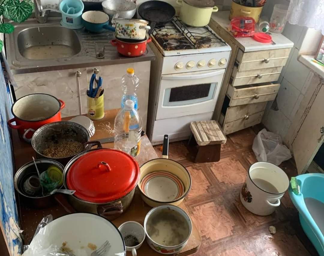 Жили серед сміття, без їжі і страждали від вошей: у Кривому Розі у жінки вилучили трьох дітей