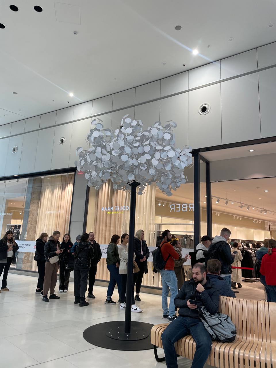 H&amp;M повернувся до України: фото та відео черг та емоції модників