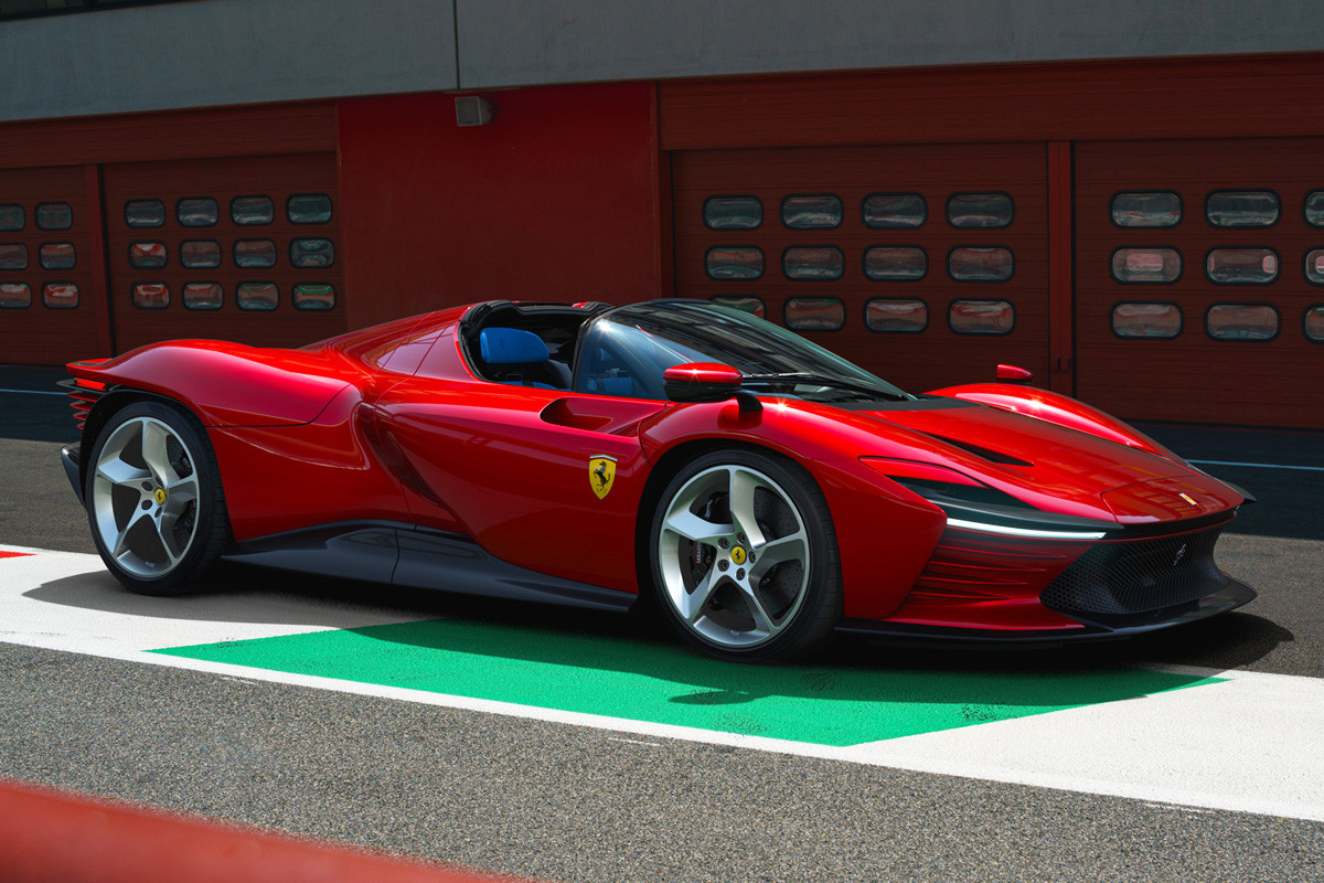 Технологія гальмування на спущених колесах Mercedes та новий Range Rover в Україні. Головне зі світу авто