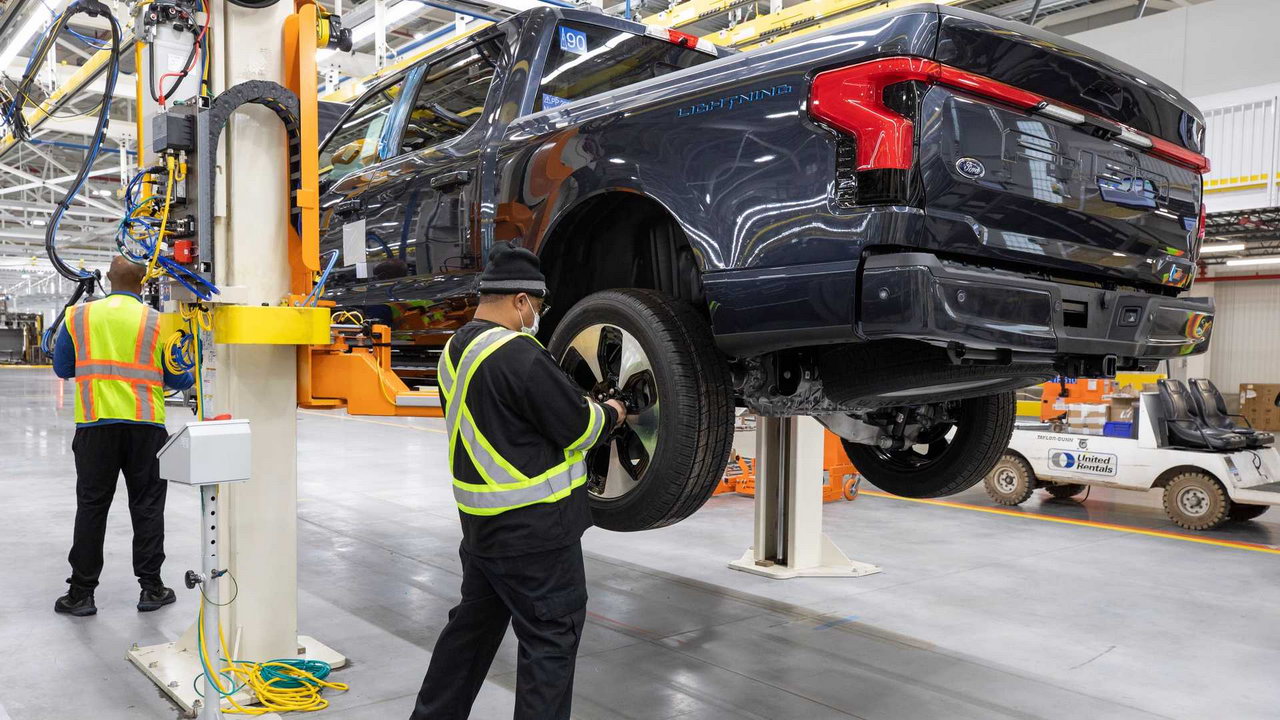 Спрос зашкаливает: Ford удвоит выпуск электрических пикапов F-150 Lightning