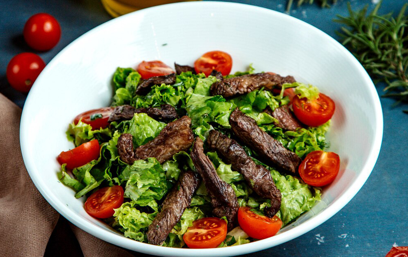 Корисно, легко і смачно: 5 рецептів літніх салатів з м'ясом та морепродуктами