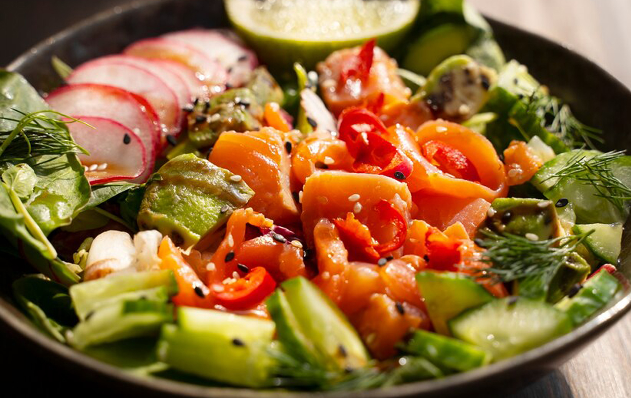 Корисно, легко і смачно: 5 рецептів літніх салатів з м'ясом та морепродуктами