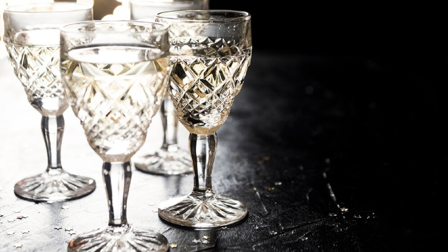 Готуємо бокали до святкових тостів. Як помити кришталь, щоб він блищав та сяяв