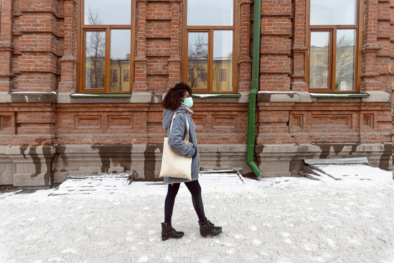 Не тільки сіль чи пісок: чим краще посипати доріжки взимку, щоб уберегтися від падінь