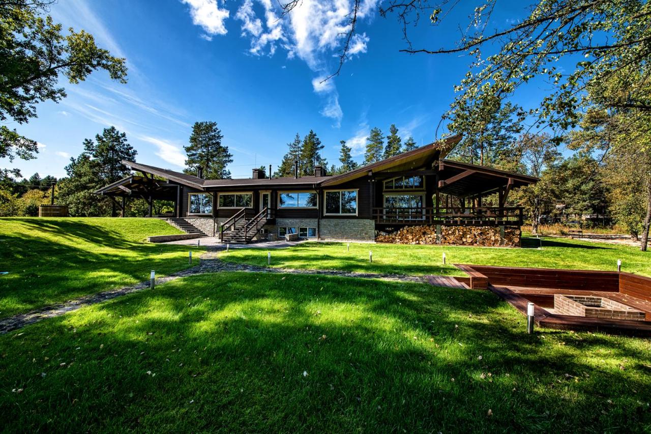 В оточенні лісу і води. Затишні заміські комплекси біля Києва для відпочинку на вікенд