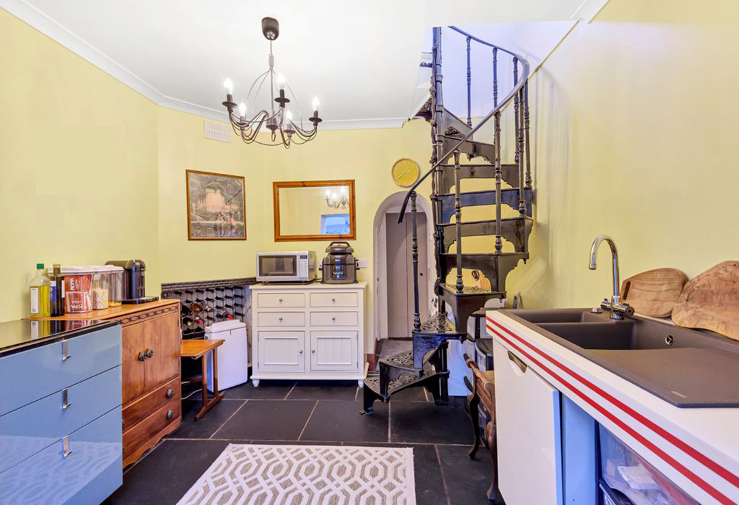 Старий флігель площею 38 кв.м продають за 300 тисяч доларів