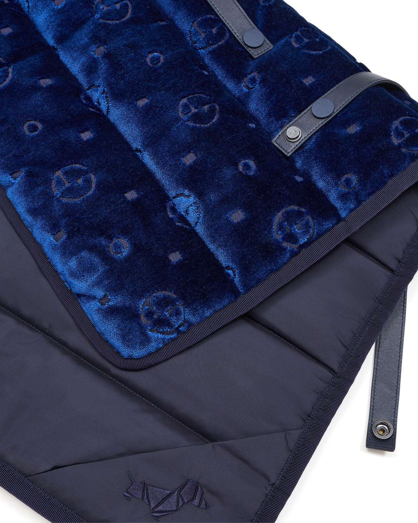 Дорожні сумки, светри та вельветові килимки: світовий бренд показав, якою є собача мода у 2024 році