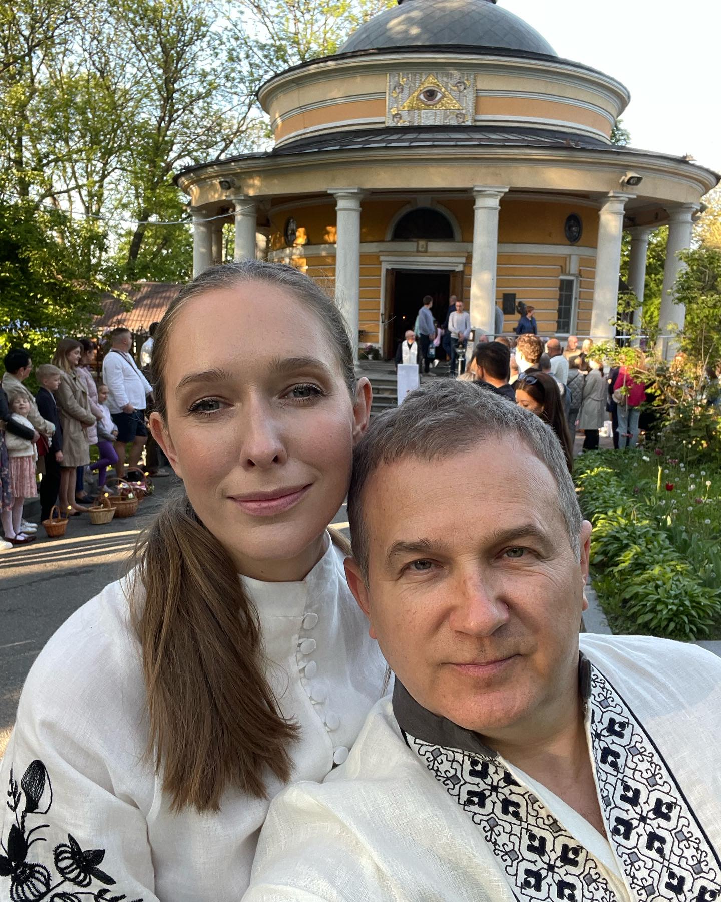 "Миру та небесної підтримки нам всім". Зірки привітали українців з Великоднем (фото)