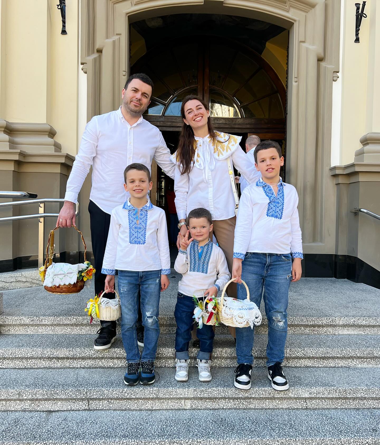 Вишиванки і не тільки. В яких вбраннях українські знаменитості зустрічають Великдень (фото)