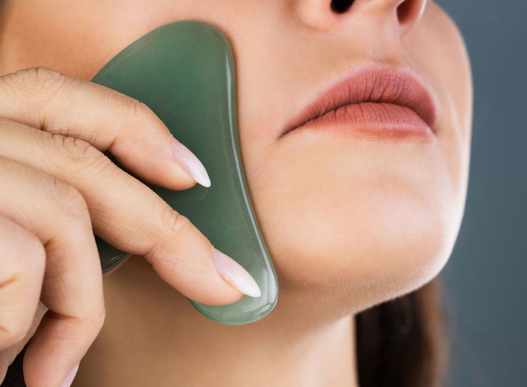 Ефективний чи ні? Чи справді скребок гуаша покращує тонус обличчя