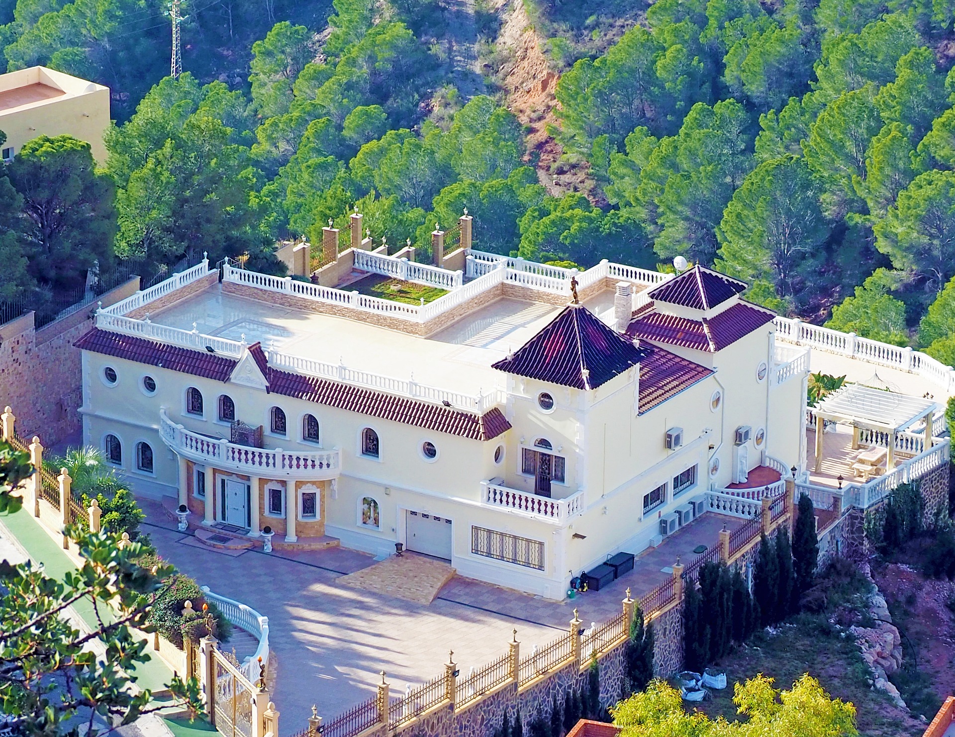 Беспрецедентный спрос. Украинцы массово скупают дешевое жилье в Испании