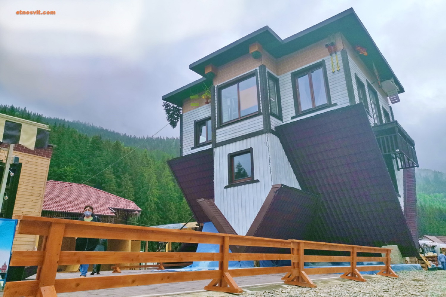 Справжні "крейзі". 5 найдивніших будинків в Україні (фото)