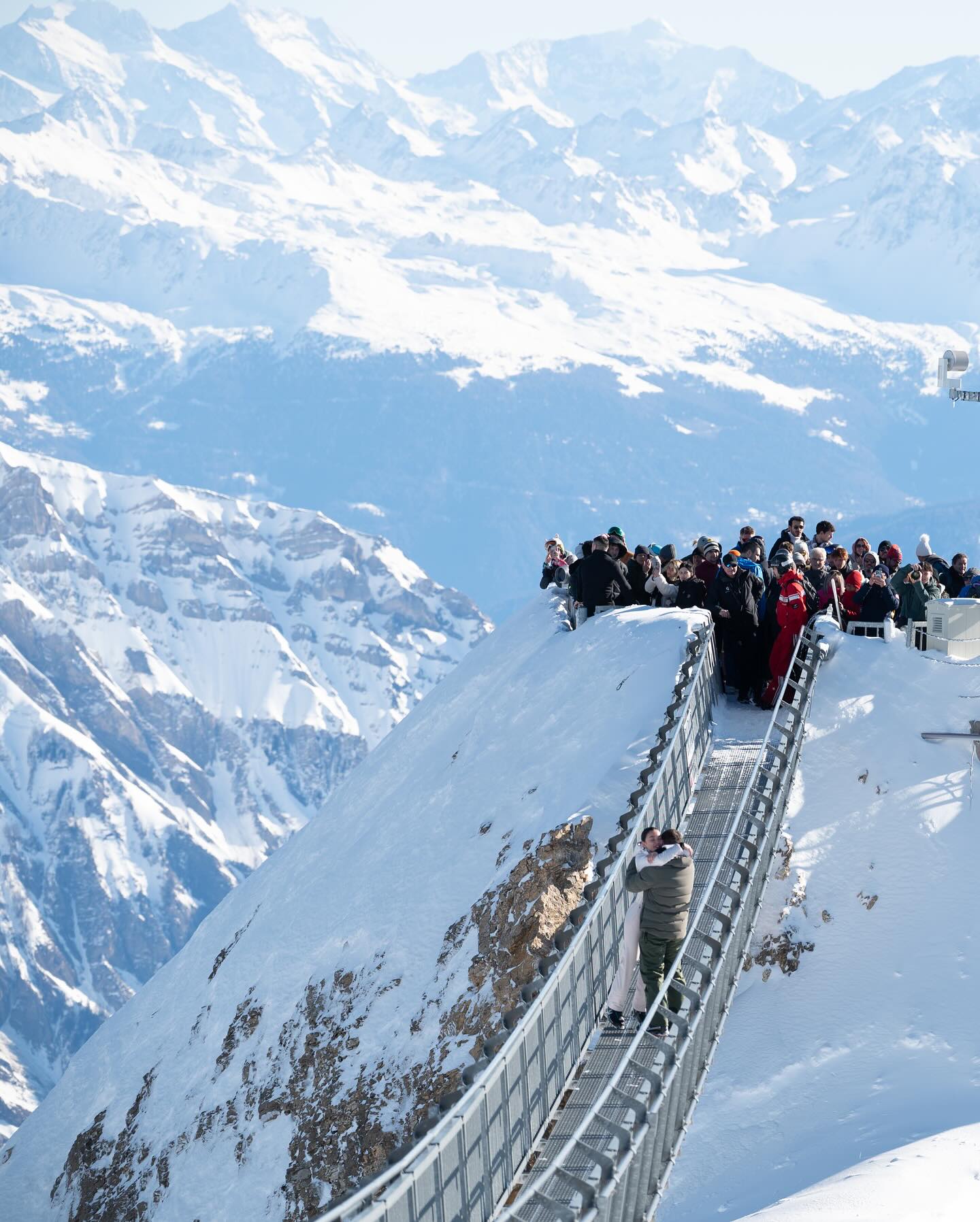 Звезда "Сплетницы" Эд Вествик больше не холостяк: сделал предложение любимой на фоне швейцарских гор (фото)
