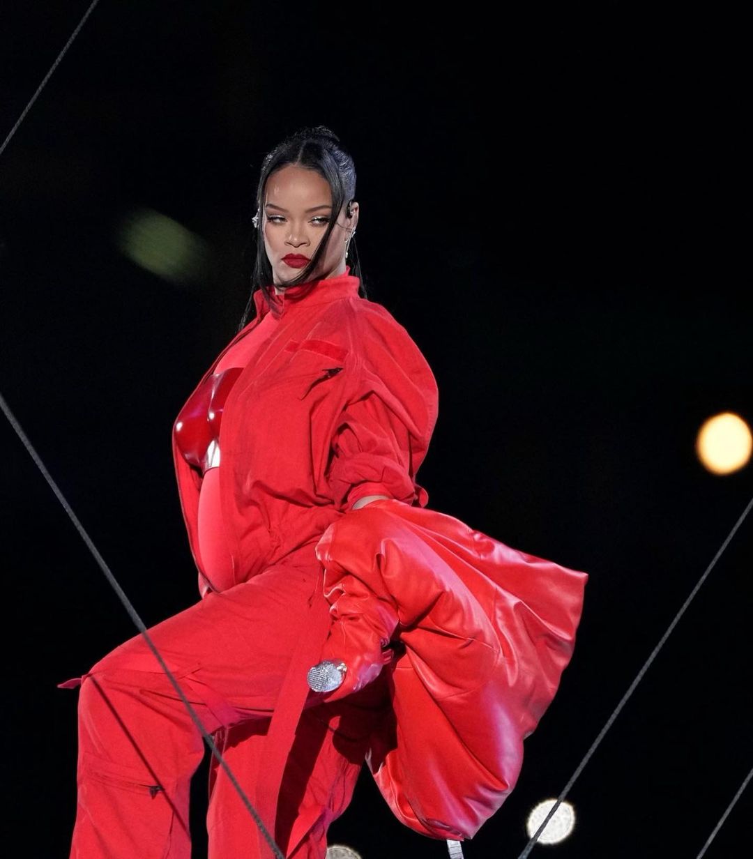 Ріанна на Супербоулі 2023 повідомила про вагітність: яскраве відео