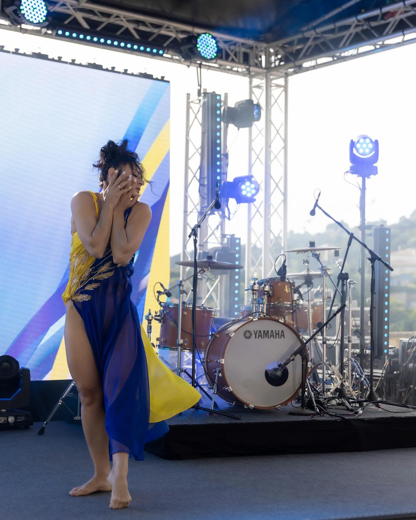 Ілона Гвоздьова показала на собі сукню, яка відображає українську силу та незламність