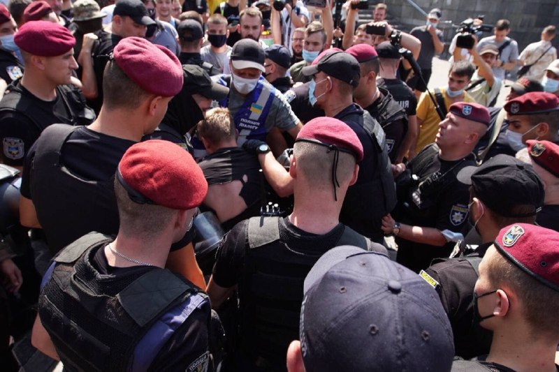 Стало известно о причастности Нацкорпуса к сносу в центре Киева декорации ко Дню независимости