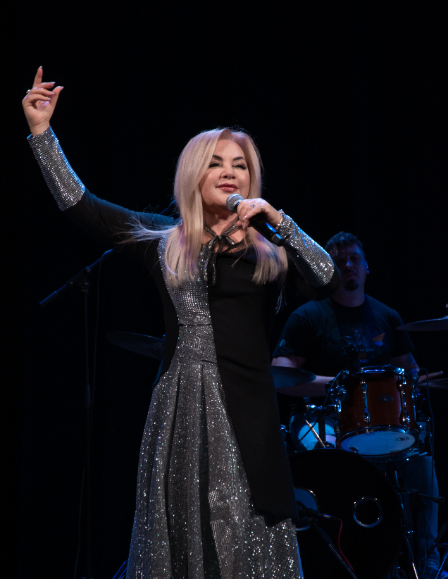 Оксана Билозир эффектно отпраздновала 45-летие своей карьеры. Как сейчас выглядит певица (фото)