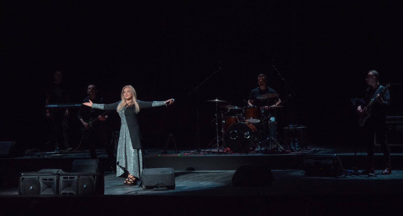 Оксана Билозир эффектно отпраздновала 45-летие своей карьеры. Как сейчас выглядит певица (фото)