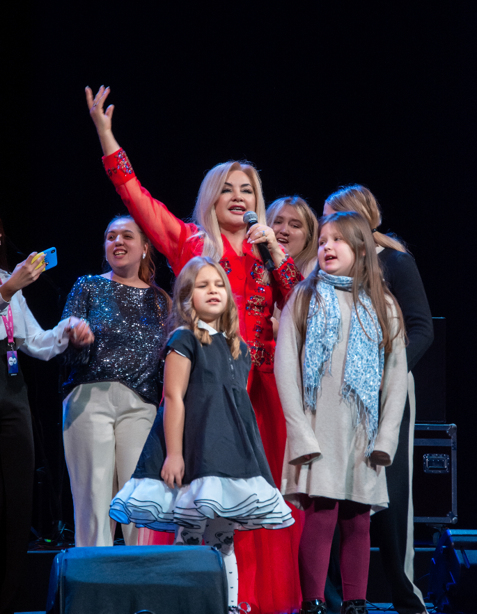 Оксана Билозир эффектно отпраздновала 45-летие своей карьеры. Как сейчас выглядит певица (фото)