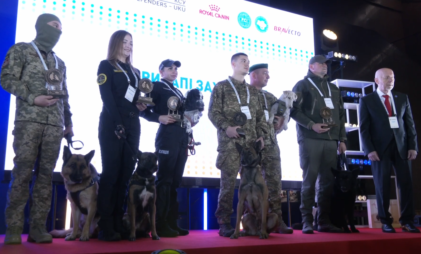 Не лише пес Патрон. Чотирилапим захисникам України вручили почесні нагороди (фото, відео)