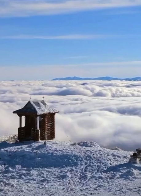 "Карпатське море". У мережі показали рідкісне атмосферне явище на вершині гори (відео)