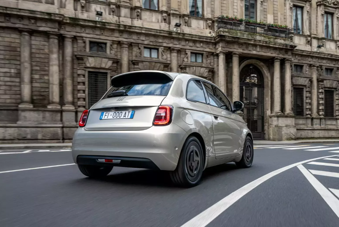 Від Armani: електричний Fiat 500 отримав "модну" версію