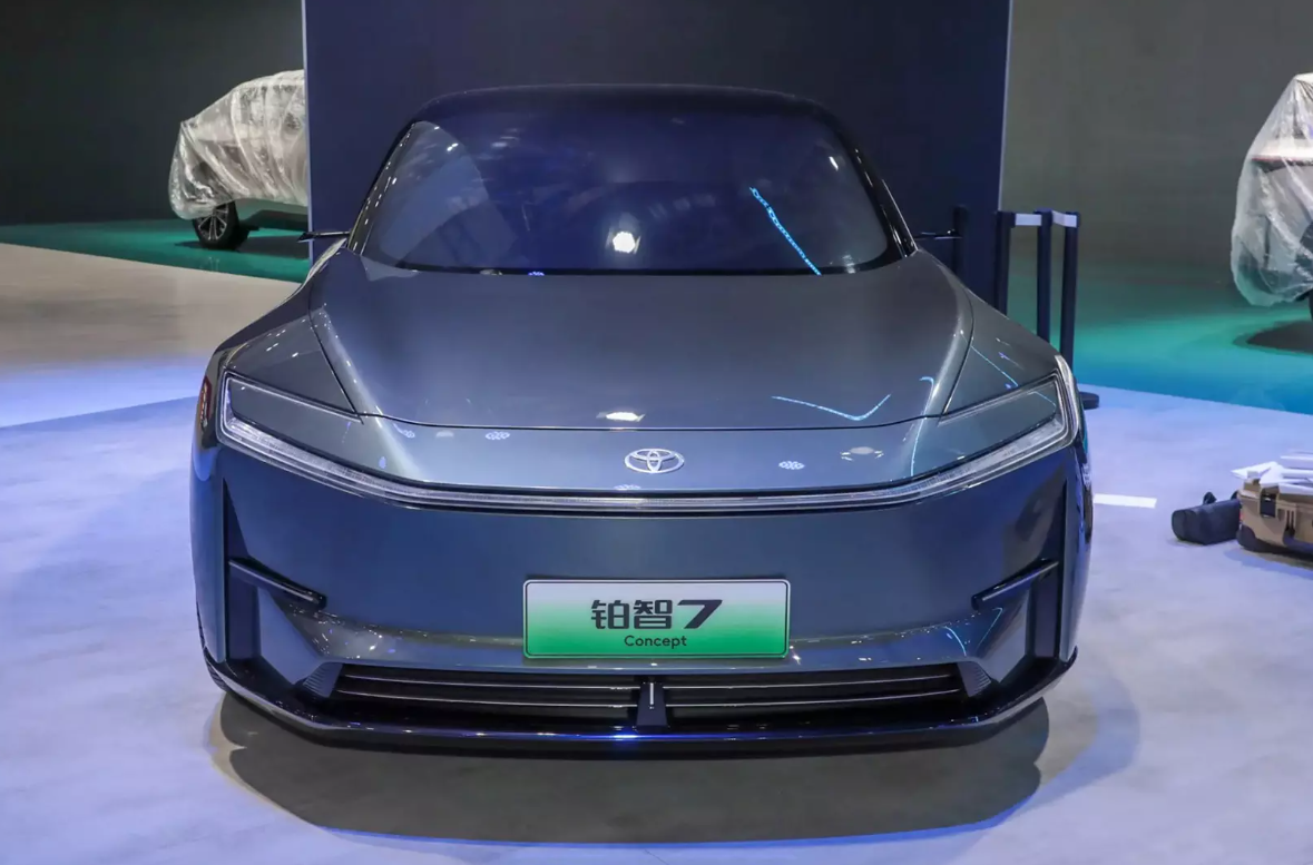 Toyota показала новий електричний седан: названа дата початку виробництва