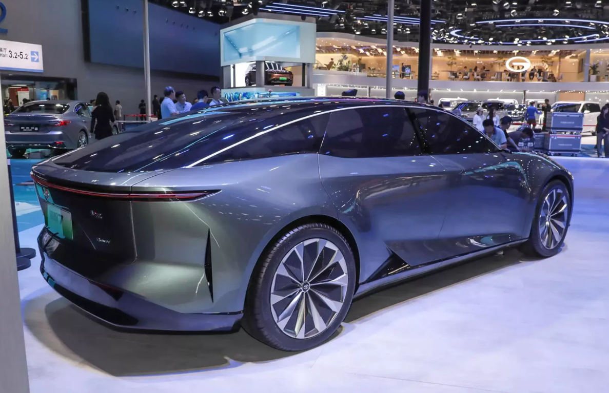 Toyota показала новий електричний седан: названа дата початку виробництва