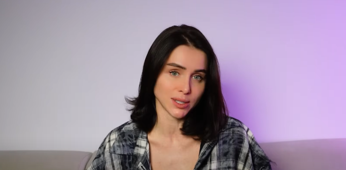 Відома блогерка дістала грудні імпланти й "здула" губи: відео до та після операції