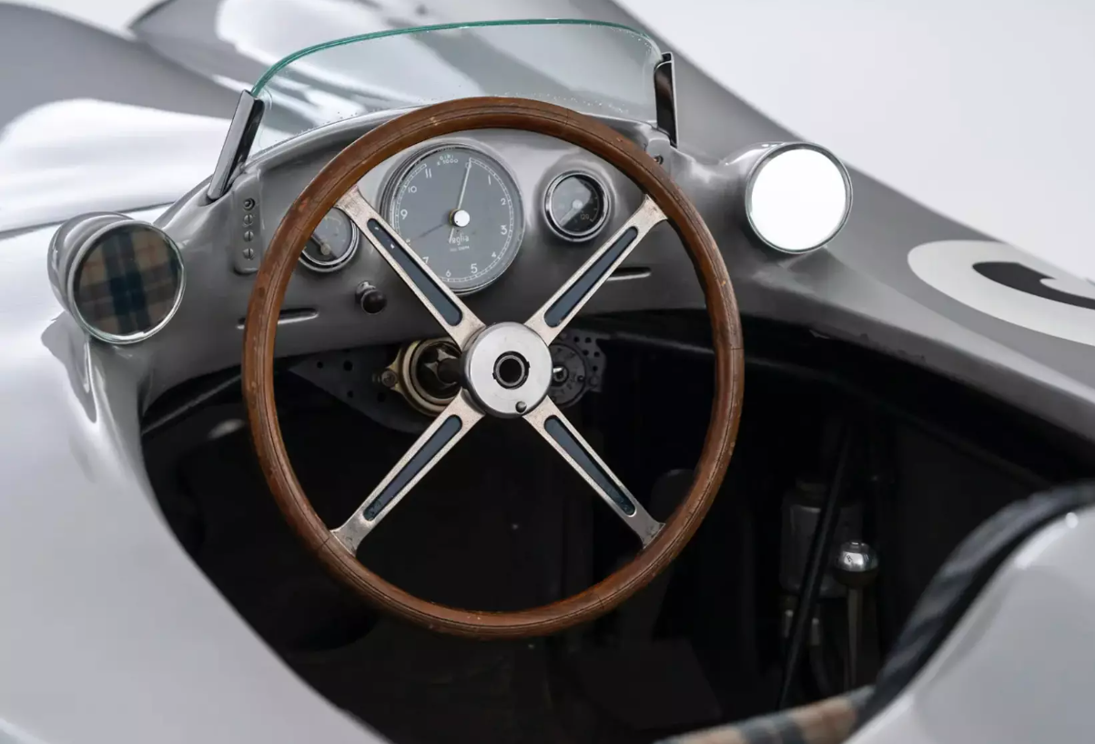 Сохранилось несколько автомобилей: уникальный спортивный Mercedes-Benz продадут на аукционе