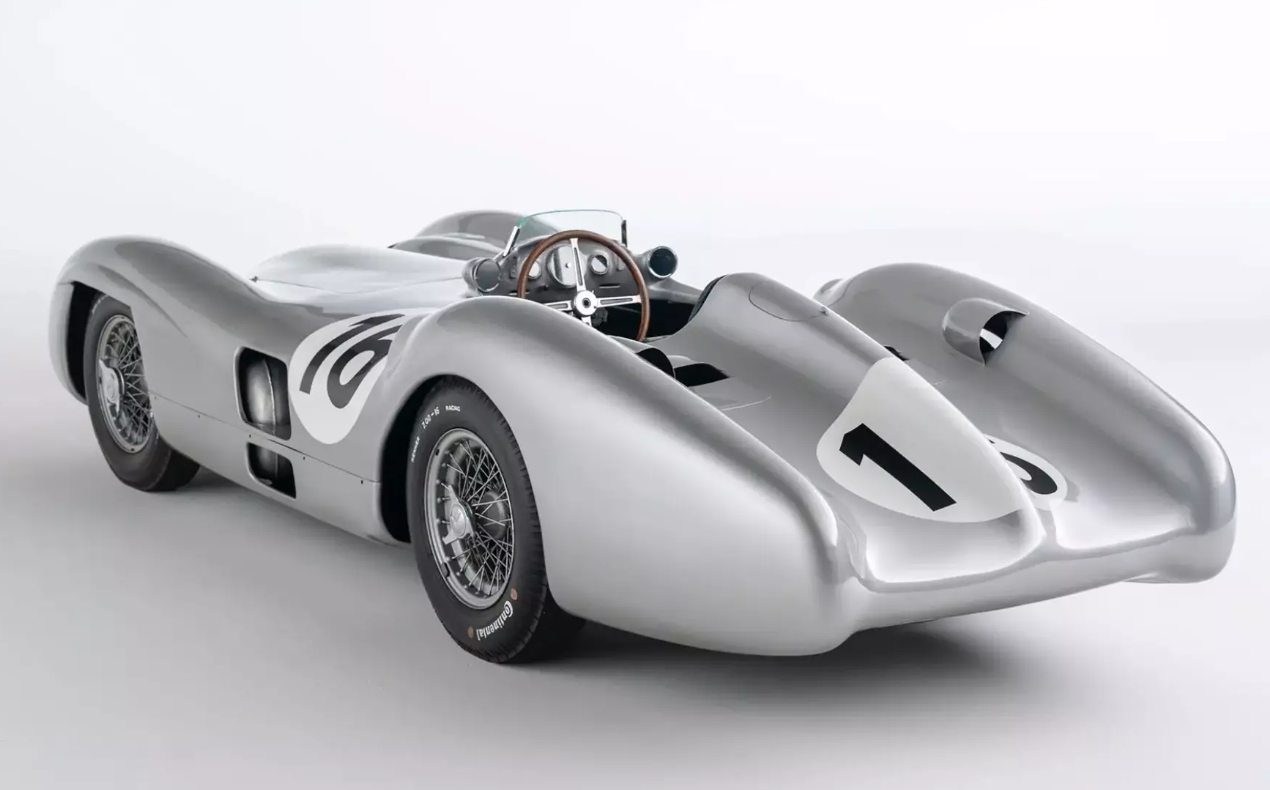 Сохранилось несколько автомобилей: уникальный спортивный Mercedes-Benz продадут на аукционе