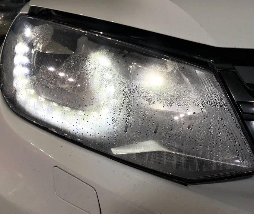 Чому пітніють фари авто і що з ними робити: поради автомобілістам