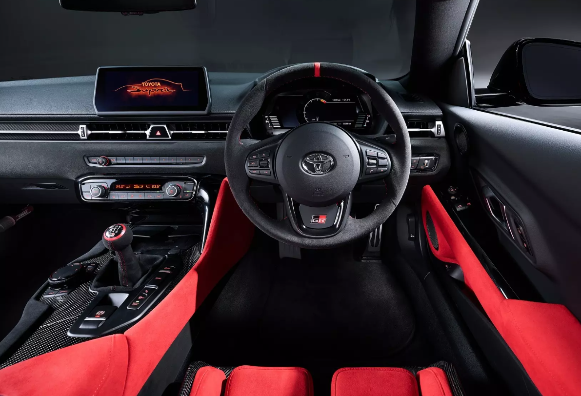 Toyota обновила классический суперкар: опубликованные фото и характеристики