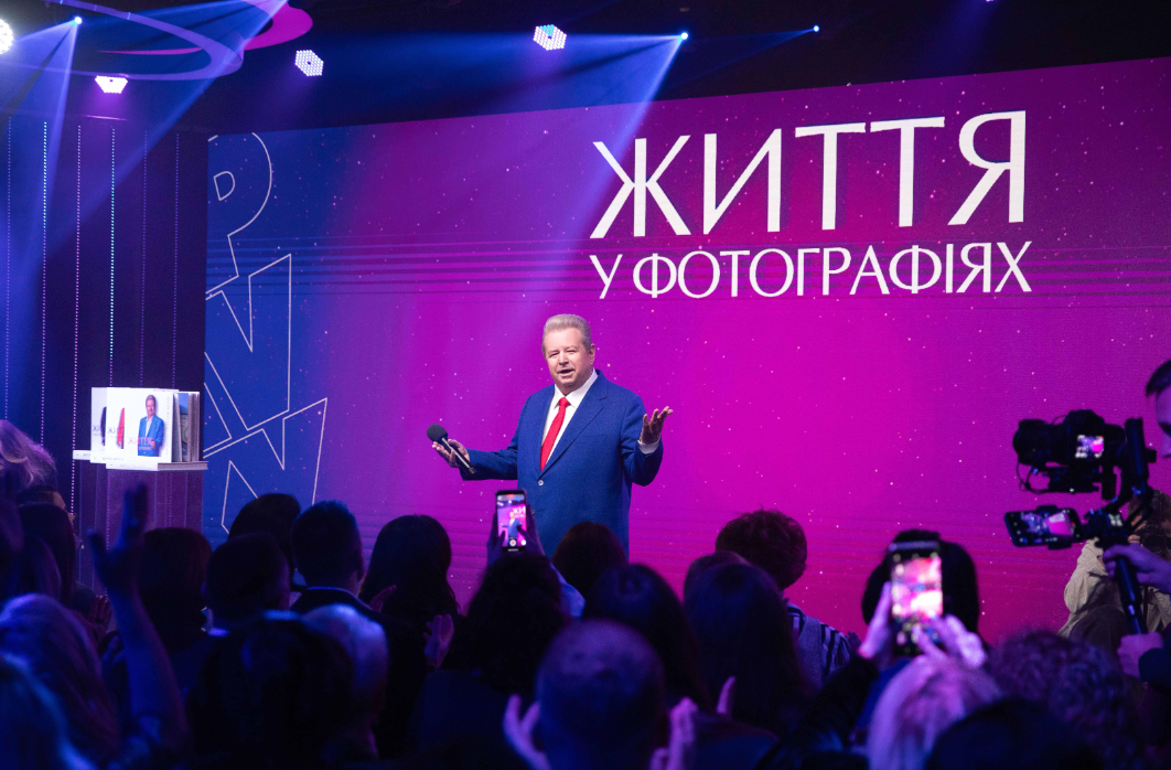 Ректор у фотооб’єктиві: Київський університет культури презентував тритомник про Михайла Поплавського