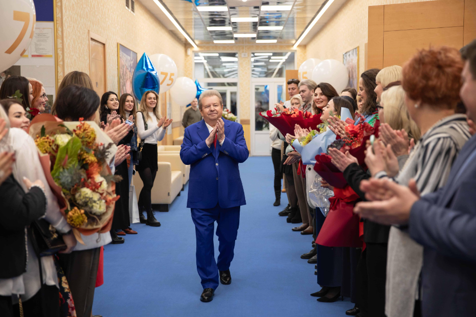 Ректор у фотооб’єктиві: Київський університет культури презентував тритомник про Михайла Поплавського