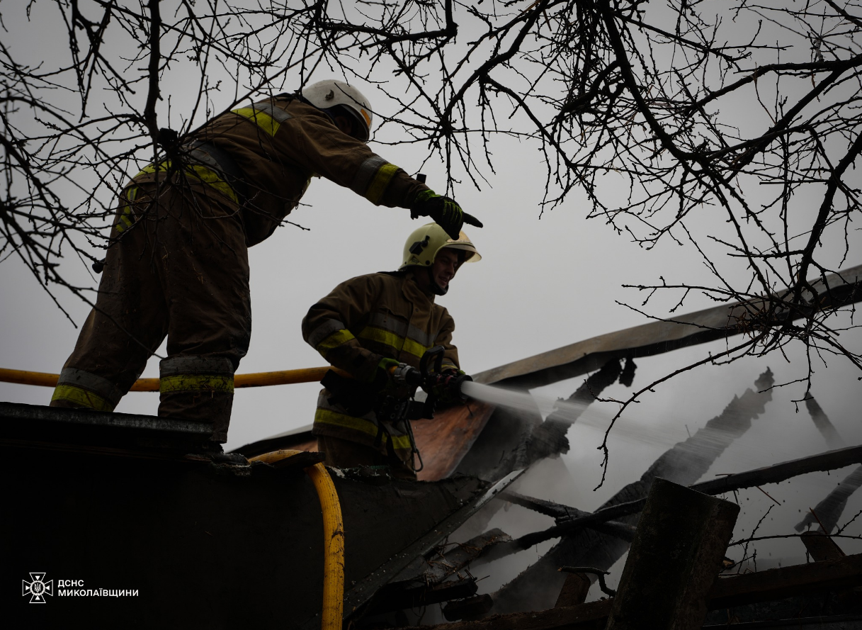 "Едва не погибли". Под Николаевом мужчина спас из пожара четырех детей (фото, видео)