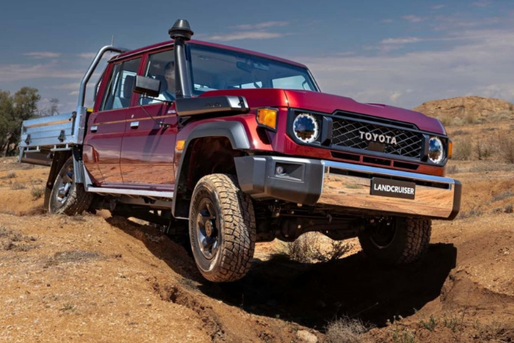 Понад 40 років у виробництві: класичний позашляховик Toyota Land Cruiser 70 знову оновили