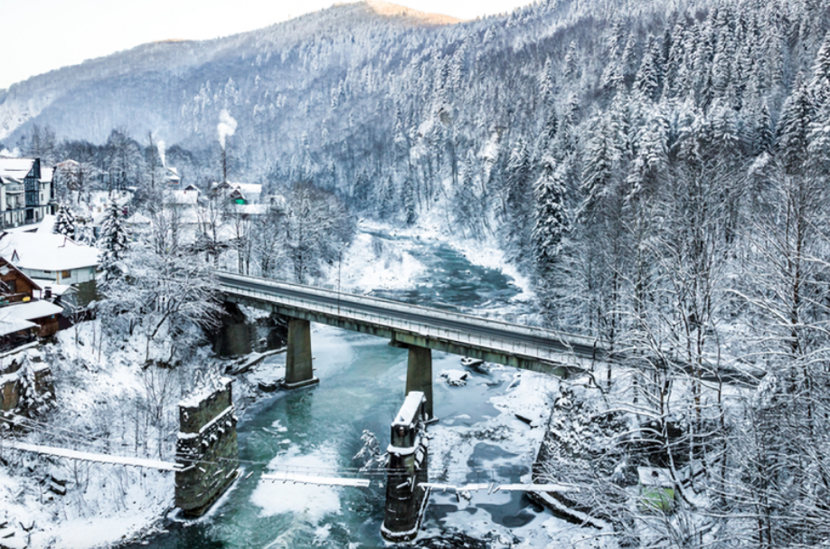 В рази дешевше, ніж у Буковелі. 5 бюджетних локацій у Карпатах для відпочинку на Новий рік